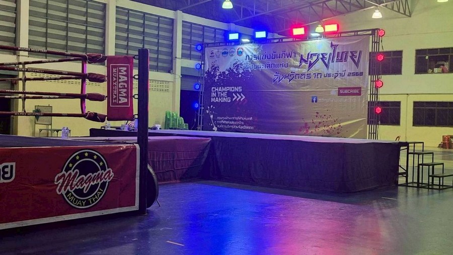 เวทีพร้อม catwalk และไฟ